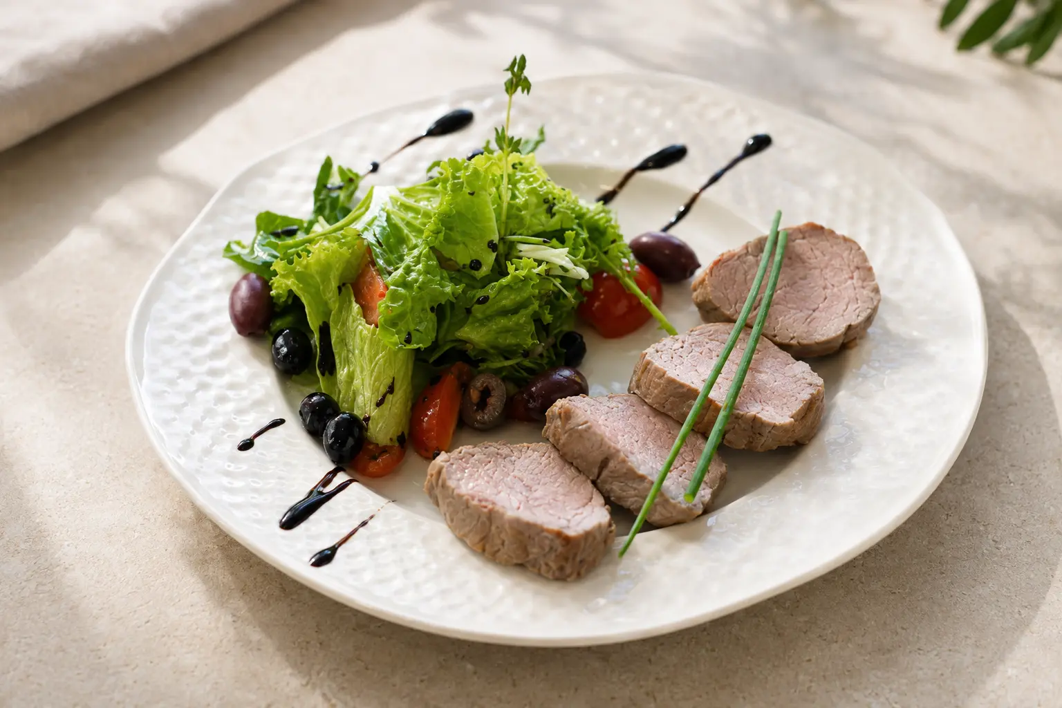 Gedämpftes Kalbfleisch mit Blattsalat