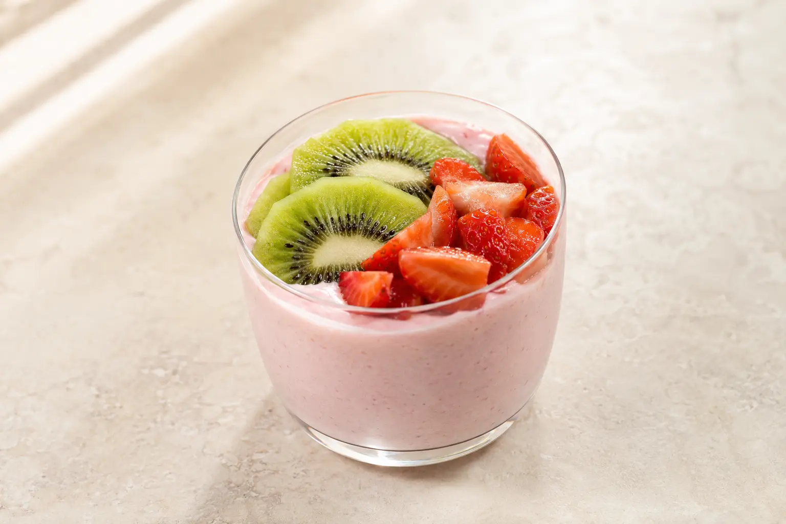 Joghurtmousse mit Erdbeeren und Kiwi